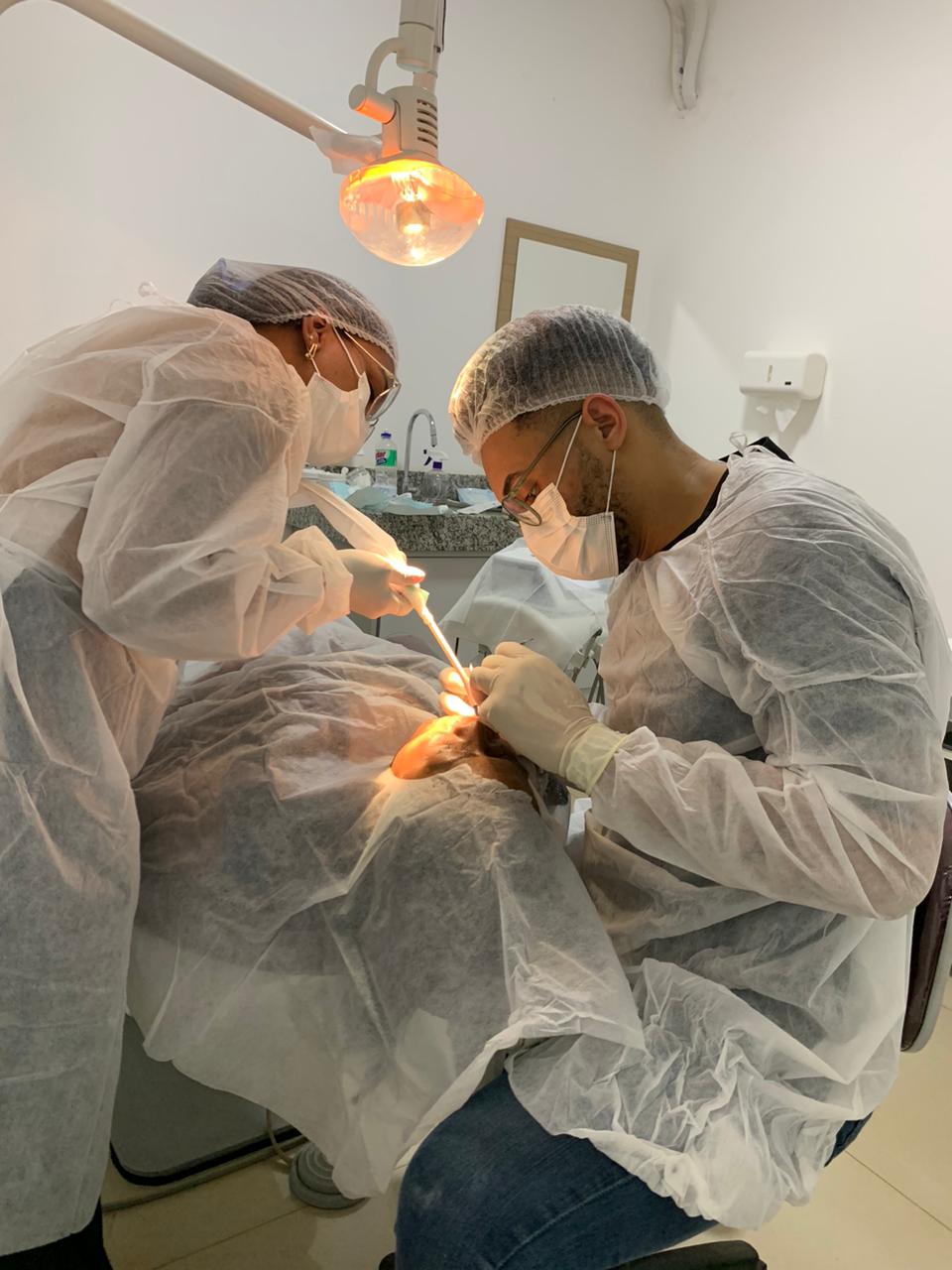 Implante/levantamento de seios maxilares.